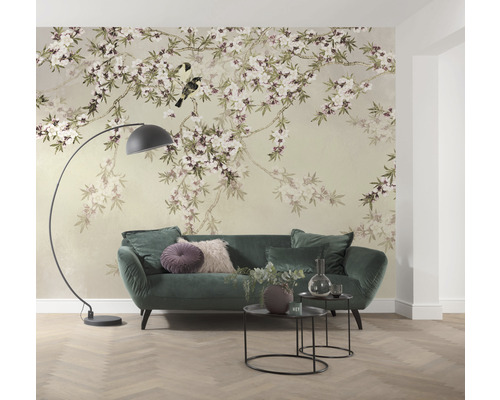 Woonkamer met bloemenbehang, bank, vloerlamp en bijzettafels