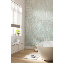 Badkamer met vrijstaand bad, behang met print en houten vloer
