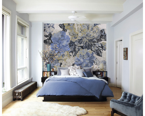 Slaapkamer met bloemenbehang, bed en nachtkastjes.