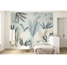 Lichte kamer met fotobehang met plantmotieven, bed en spiegel