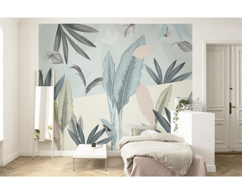 Lichte kamer met fotobehang met plantmotieven, bed en spiegel