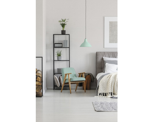 Slaapkamer met bed, fauteuil, plank en hanglamp