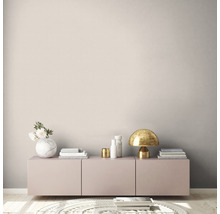 Woonkamer met tv-meubel, decoratie en rond vloerkleed