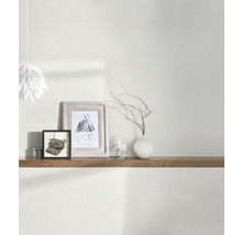 Lichte kamer met patroonbehang, houten plank en decoratieve elementen