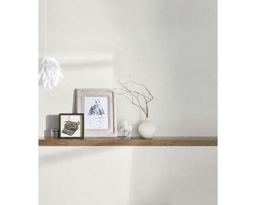 Lichte kamer met patroonbehang, houten plank en decoratieve elementen