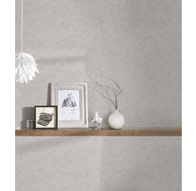 Decoratieve wanddecoratie met behang, planken en woonaccessoires.