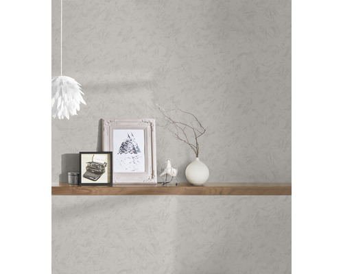 Decoratieve wanddecoratie met behang, planken en woonaccessoires.