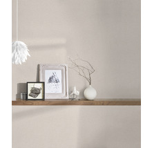 Kamerweergave met een subtiel patroonbehang en een houten plank met decoratieve elementen