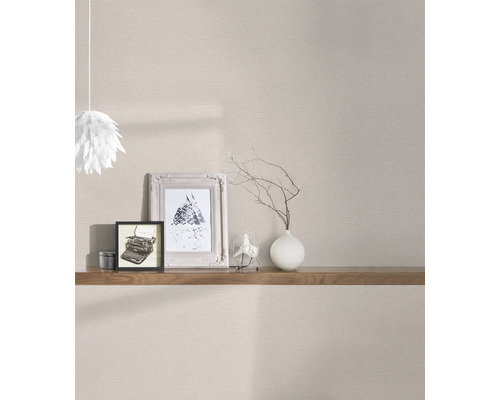 Kamerweergave met een subtiel patroonbehang en een houten plank met decoratieve elementen