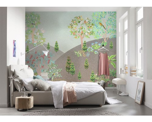 Slaapkamer met bed en foto-behangpapier met tuinmotief