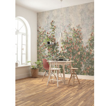Eetkamer met eettafel, stoelen en wandbehang met rozenmotief.