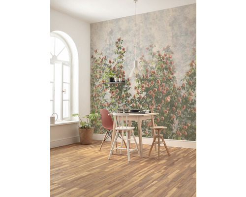 Eetkamer met eettafel, stoelen en wandbehang met rozenmotief.