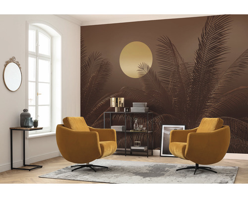 Woonkamer met palmbehang, twee fauteuils, plank en tapijt.