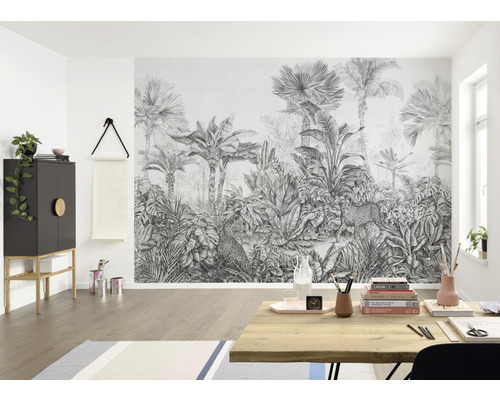 Woonkamer met een fotobehang met jungle thema, met palmen en luipaarden.