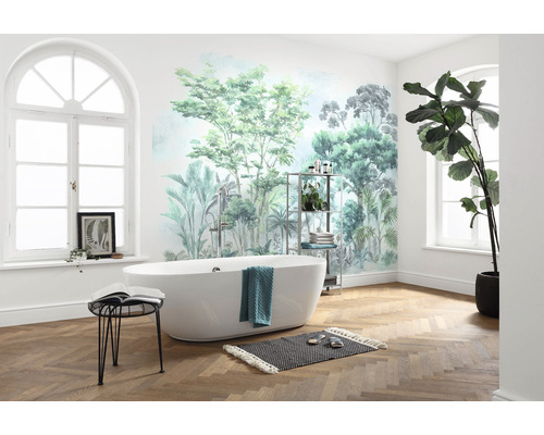 Badkamer met bad, rek, kruk, tapijt, kamerplant en een behang met jungle thema