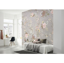 Decoratieve slaapkamer met bloemenbehang als blikvanger