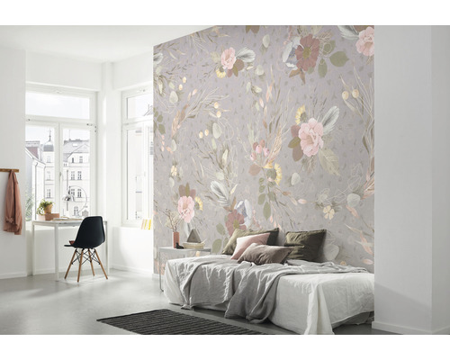 Decoratieve slaapkamer met bloemenbehang als blikvanger