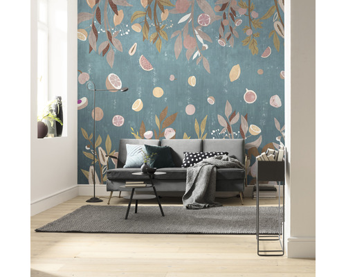 Woonkamer met een wandbekleding met bladeren en citrusvruchten