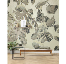 Decoratief interieur met behang met plantenmotief, bank en bijzettafel