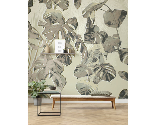 Decoratief interieur met behang met plantenmotief, bank en bijzettafel