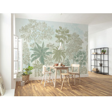 Lichte ruimte met boswandbehang, eettafel en rek