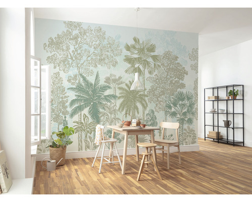 Lichte ruimte met boswandbehang, eettafel en rek