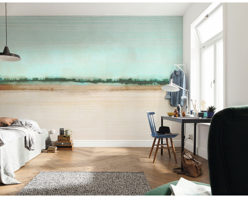 Woonkamer met patroonbehang, bed en bureau