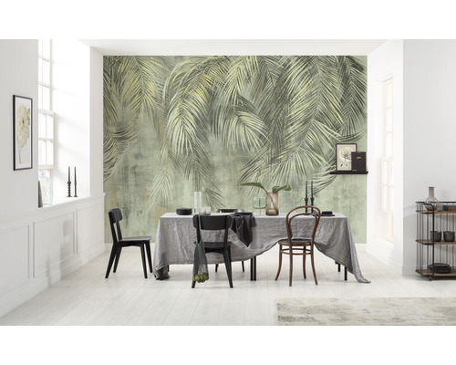 Eetkamer met fotobehang met palmmotief, eettafel en stoelen in een lichte ruimte