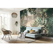 Woonkamer met fotobehang, bank, fauteuil, tapijt en bijzettafels.
