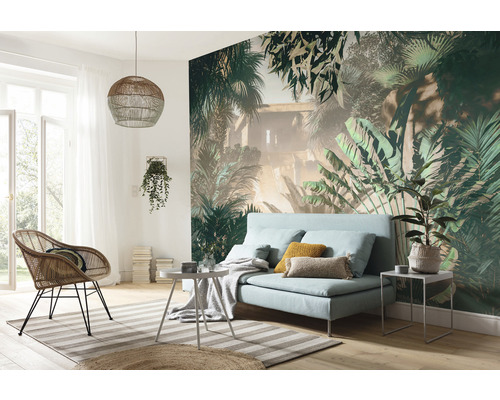 Woonkamer met fotobehang, bank, fauteuil, tapijt en bijzettafels.