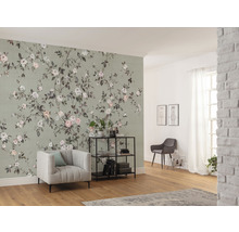Woonkamer met bloemenbehang, fauteuil, rek en stoel