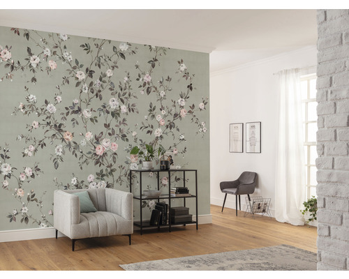 Woonkamer met bloemenbehang, fauteuil, rek en stoel