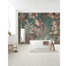 Badkamer met vrijstaand bad en behang met bloemmotief