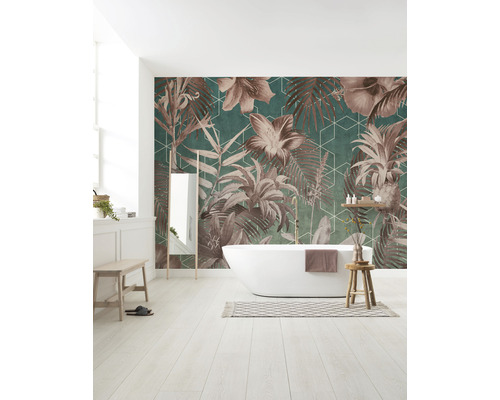 Badkamer met vrijstaand bad en behang met bloemmotief