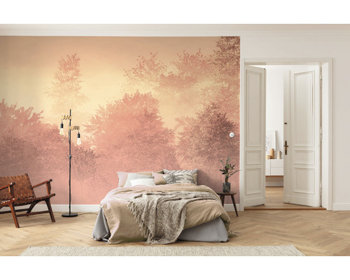 Slaapkamer met fotobehang met bosmotief, bed en lamp