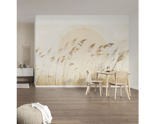 Woonkamer met fotobehang, tafel en stoelen