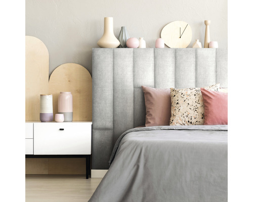 Slaapkamer met gestoffeerd hoofdeinde, nachtkastje en decoratieve accessoires