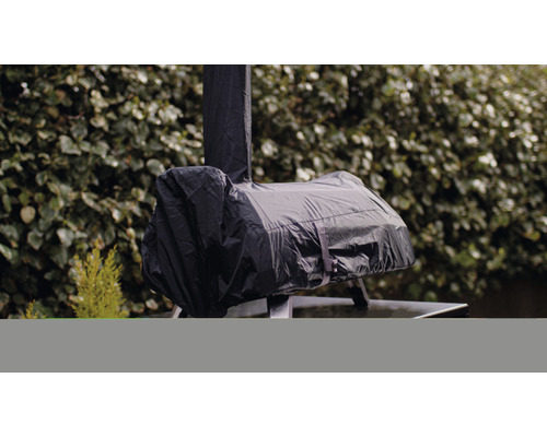 Afgedekte pizzaoven met beschermhoes buiten