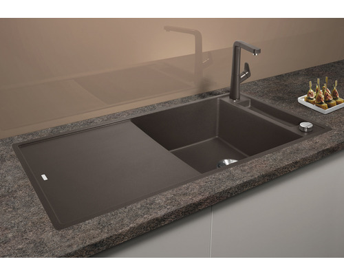 Spoelbak met afdruiprek en kraan op een werkblad