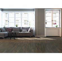 Woonkamer met bank, tafel en houten vloer