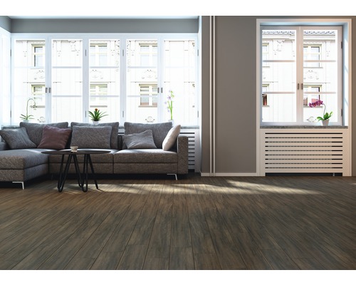 Woonkamer met bank, tafel en houten vloer