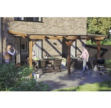 Scene met houten terrasoverkapping, tuintafel, barbecue en bubbelbad in de tuin