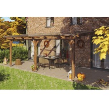 Houten terras met terrasoverkapping, tafel en stoelen voor een bakstenen huis