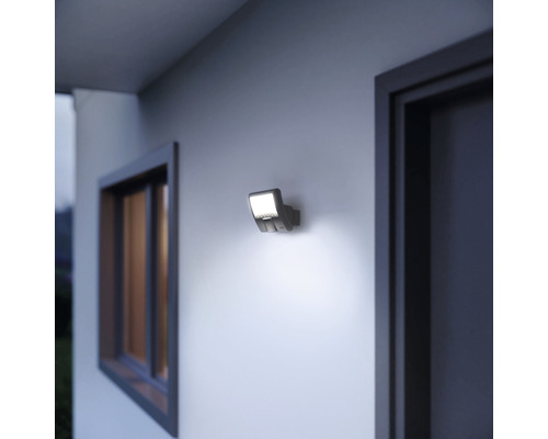 Wandlamp voor buiten aan huiswand gemonteerd