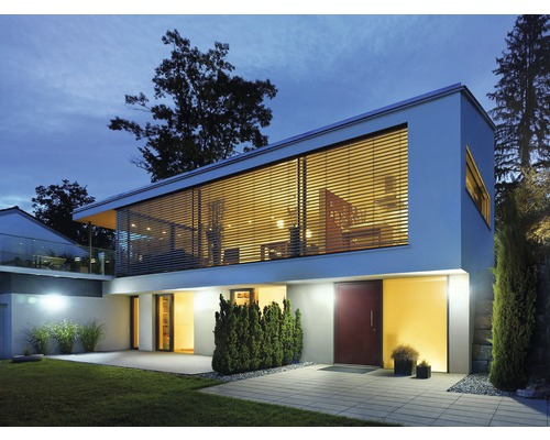 Modern huis met groot raam en horizontale jaloezieën.