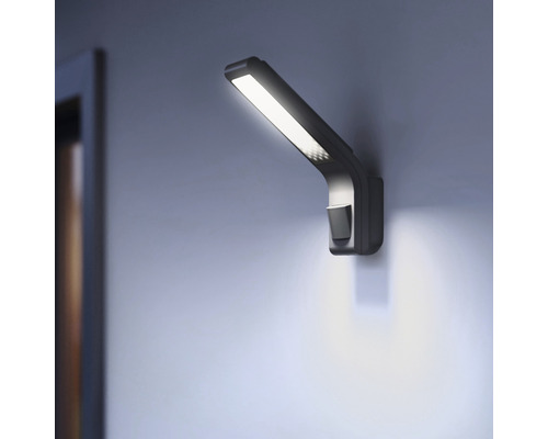 Wandlamp met bewegingsmelder aan een muur