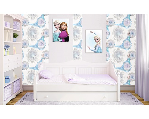 Kinderkamer met bed, plank, 'Frozen'-behang en muurschilderingen
