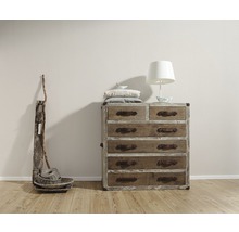 Ladekast met zes laden, lamp en decoratie in de kamer