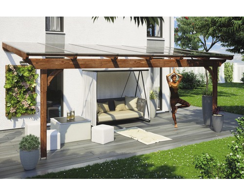 SKAN HOLZ Douglas Terrasoverkapping Ravenna noten gebeitst, 648x250x272 cm Overdekt terras met houten frame, tuinmeubelen en een persoon die yoga beoefent