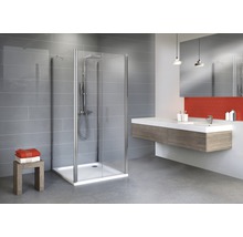 Moderne badkamer met douchecabine, wastafel en spiegel